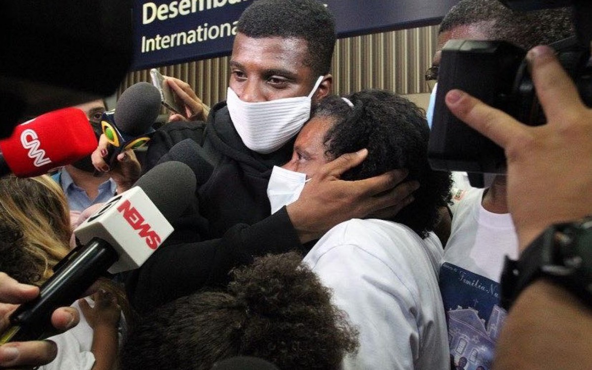 Diego Carioca e Mayara Faria chegam ao Rio e s&atilde;o recebidos pelos familiares