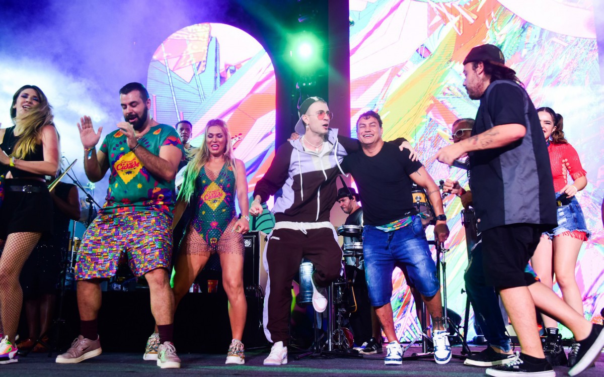 Dani Calabresa, Fernando Poli, Leo Picon, Pop&oacute; e Maisa curtem show de Anitta em S&atilde;o Paulo