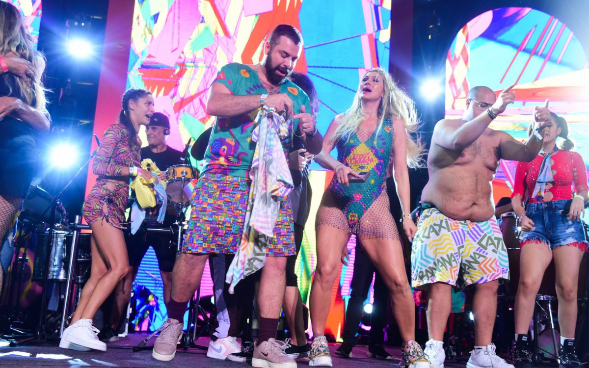 Tiago Abravanel e o marido, Fernando Poli, no show de Anitta em S&atilde;o Paulo