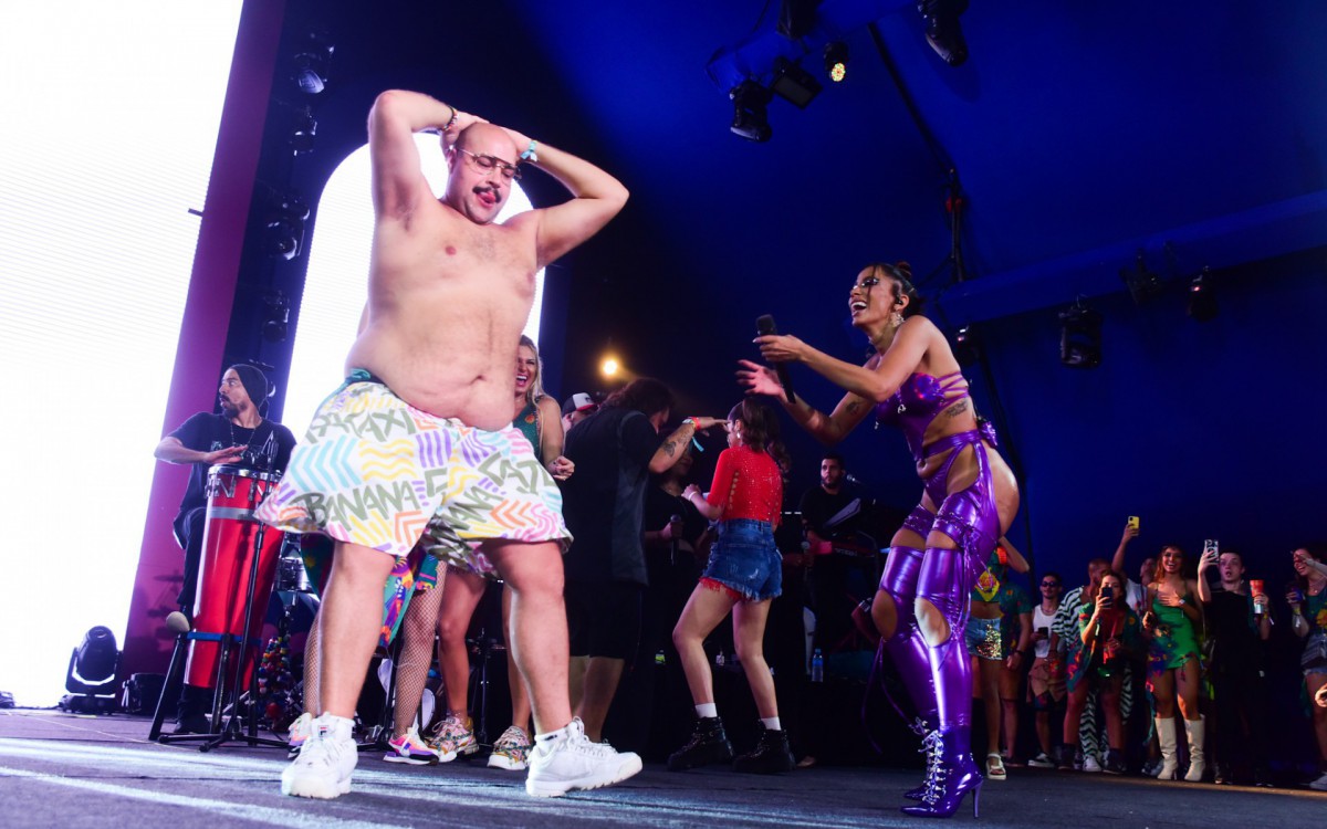 Tiago Abravanel sensualiza em show de Anitta em S&atilde;o Paulo