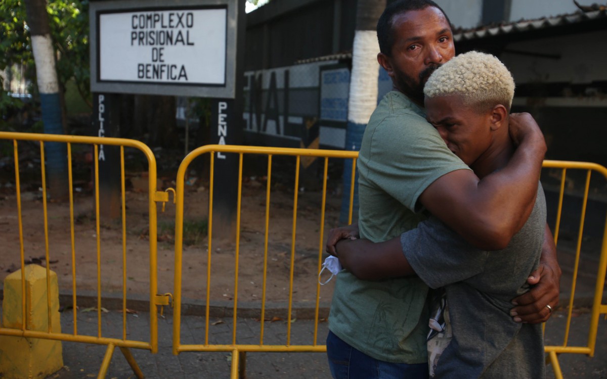 Rio,02/03/2022-BENFICA,Complexo Prisional de Benfica, rapaz preso injustamente em Ipanema recebe liberdade provisoria. Na foto. Marcelo Tavares Carrero abraca seu filho Marcos Nascimento.Foto: Cleber Mendes/Ag&ecirc;ncia O Dia      