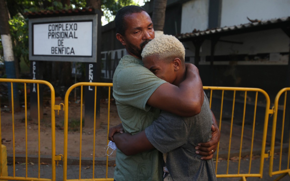 Rio,02/03/2022-BENFICA,Complexo Prisional de Benfica, rapaz preso injustamente em Ipanema recebe liberdade provisoria. Na foto. Marcelo Tavares Carrero abraca seu filho Marcos Nascimento.Foto: Cleber Mendes/Ag&ecirc;ncia O Dia      