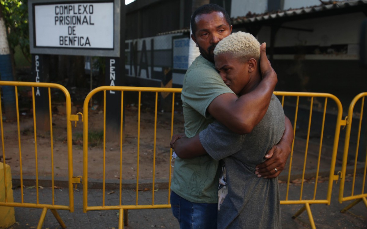 Rio,02/03/2022-BENFICA,Complexo Prisional de Benfica, rapaz preso injustamente em Ipanema recebe liberdade provisoria. Na foto. Marcelo Tavares Carrero abraca seu filho Marcos Nascimento.Foto: Cleber Mendes/Ag&ecirc;ncia O Dia      