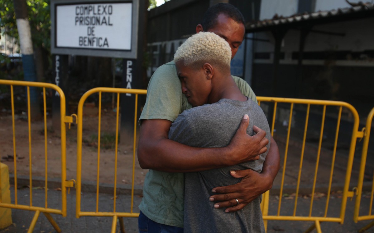 Rio,02/03/2022-BENFICA,Complexo Prisional de Benfica, rapaz preso injustamente em Ipanema recebe liberdade provisoria. Na foto. Marcelo Tavares Carrero abraca seu filho Marcos Nascimento.Foto: Cleber Mendes/Ag&ecirc;ncia O Dia      