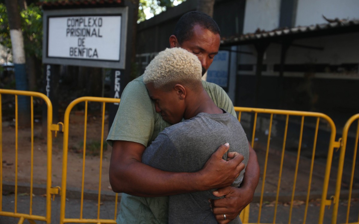 Rio,02/03/2022-BENFICA,Complexo Prisional de Benfica, rapaz preso injustamente em Ipanema recebe liberdade provisoria. Na foto. Marcelo Tavares Carrero abraca seu filho Marcos Nascimento.Foto: Cleber Mendes/Ag&ecirc;ncia O Dia      