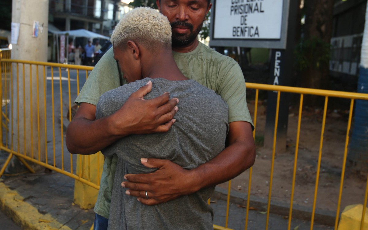 Rio,02/03/2022-BENFICA,Complexo Prisional de Benfica, rapaz preso injustamente em Ipanema recebe liberdade provisoria. Na foto. Marcelo Tavares Carrero abraca seu filho Marcos Nascimento.Foto: Cleber Mendes/Ag&ecirc;ncia O Dia      