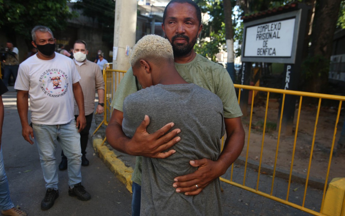 Rio,02/03/2022-BENFICA,Complexo Prisional de Benfica, rapaz preso injustamente em Ipanema recebe liberdade provisoria. Na foto. Marcelo Tavares Carrero abraca seu filho Marcos Nascimento.Foto: Cleber Mendes/Ag&ecirc;ncia O Dia      