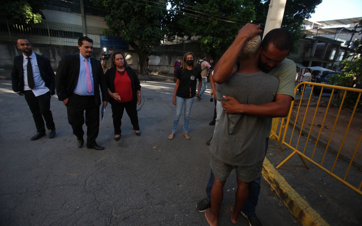 Rio,02/03/2022-BENFICA,Complexo Prisional de Benfica, rapaz preso injustamente em Ipanema recebe liberdade provisoria. Na foto. Marcelo Tavares Carrero abraca seu filho Marcos Nascimento.Foto: Cleber Mendes/Ag&ecirc;ncia O Dia      