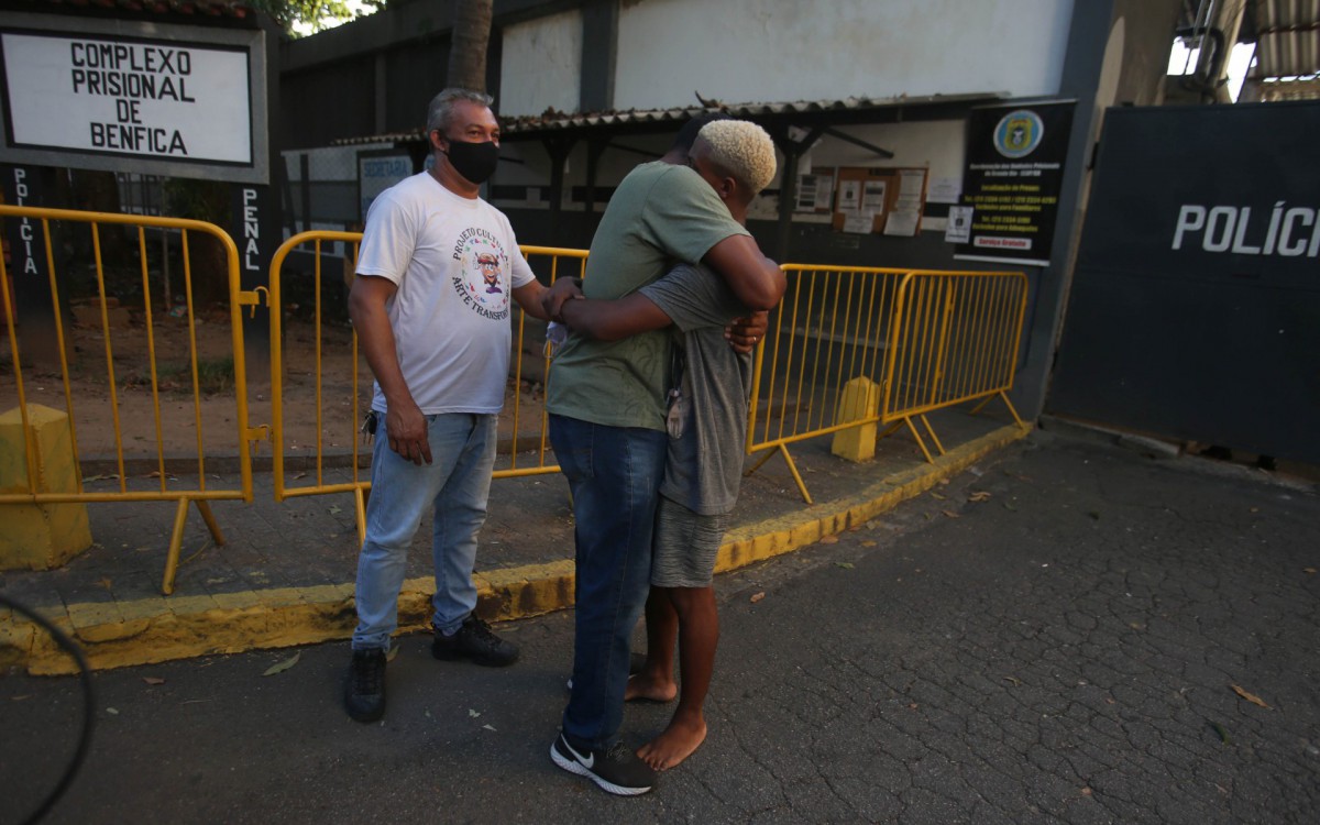 Rio,02/03/2022-BENFICA,Complexo Prisional de Benfica, rapaz preso injustamente em Ipanema recebe liberdade provisoria. Na foto. Marcelo Tavares Carrero abraca seu filho Marcos Nascimento.Foto: Cleber Mendes/Ag&ecirc;ncia O Dia      