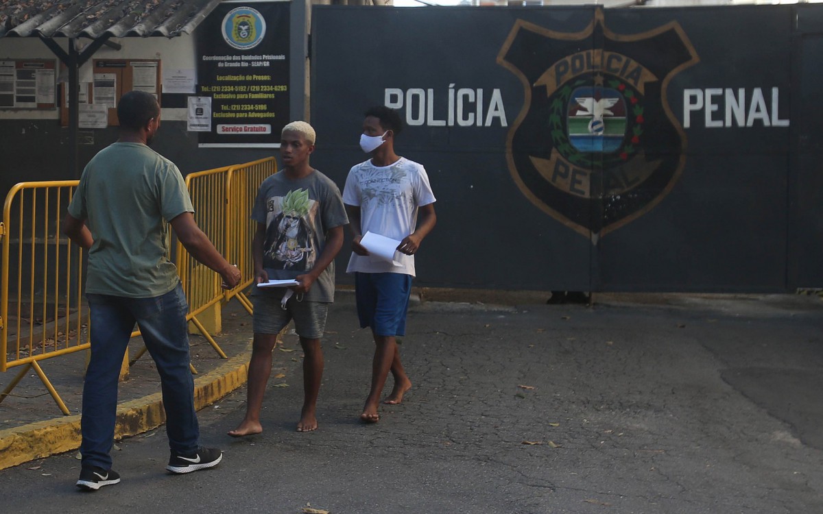 Rio,02/03/2022-BENFICA,Complexo Prisional de Benfica, rapaz preso injustamente em Ipanema recebe liberdade provisoria. Na foto. Marcelo Tavares Carrero abraca seu filho Marcos Nascimento.Foto: Cleber Mendes/Ag&ecirc;ncia O Dia      