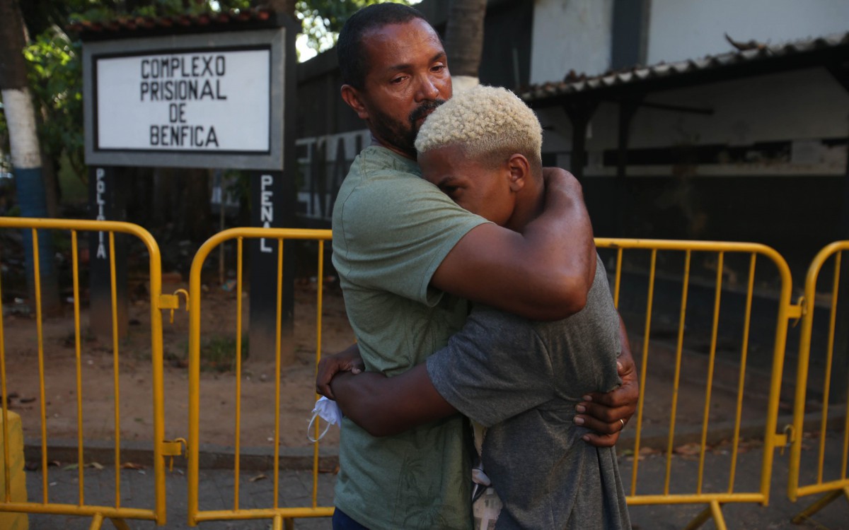 Rio,02/03/2022-BENFICA,Complexo Prisional de Benfica, rapaz preso injustamente em Ipanema recebe liberdade provisoria. Na foto. Marcelo Tavares Carrero abraca seu filho Marcos Nascimento.Foto: Cleber Mendes/Ag&ecirc;ncia O Dia      