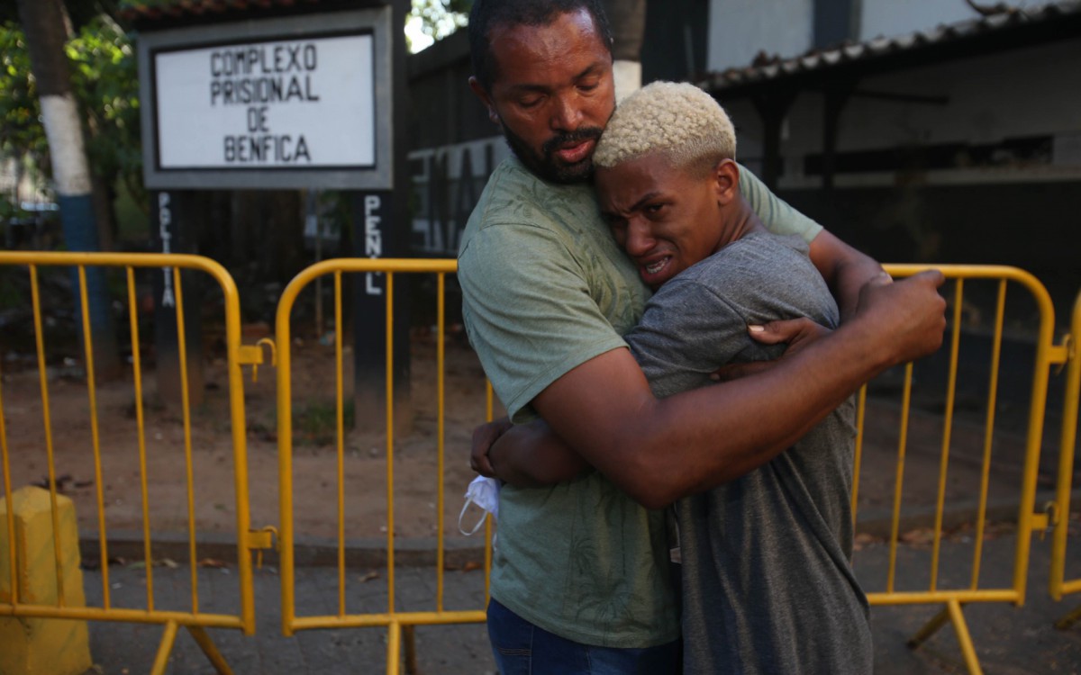 Marcos Carreiro e seu pai Marcelo Carreiro no dia em que o jovem recebeu liberdade provis&oacute;ria