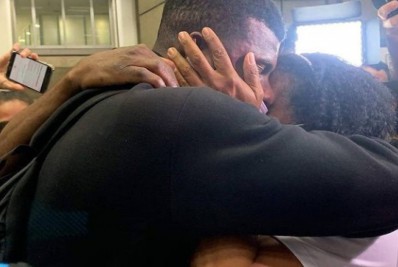 Atacante brasileiro chega ao Rio ao lado de namorada e relata jornada e terror para deixar Ucrânia