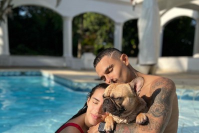 Romance! Lívian Aragão posa com novo namorado em piscina