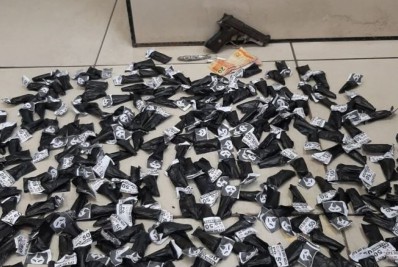 Polícia Militar prende uma mulher com drogas e uma pistola em Saquarema