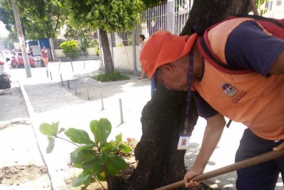 Equipes realizam serviços de capina, varrição e limpeza na Rua Cosmorama, em Mesquita