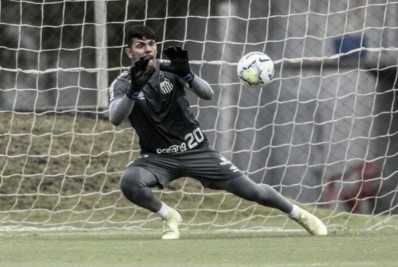 Santos teria pedido dinheiro e mais dois jogadores para negociar goleiro com o Flamengo