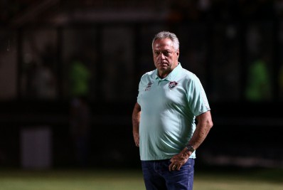 Abel Braga exalta 'ambiente incrível' em São Januário e comemora marca do Fluminense
