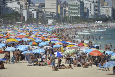 Cariocas lotam as praias e aproveitam o sol nesta quarta