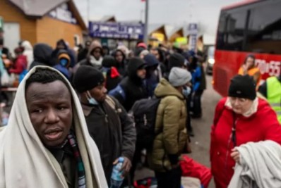 Estudantes estrangeiros que tentam fugir da Ucrânia reclamam de racismo e segregação