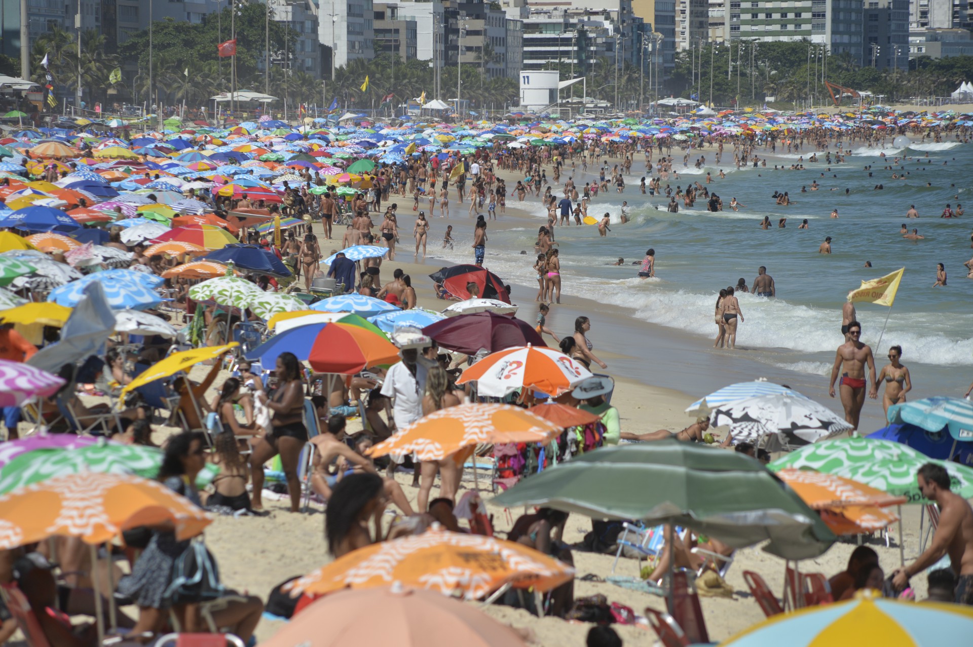 Quarta-feira de cinzas ensolarado com movimenta&ccedil;&atilde;o, na praia do Leblon - Fabio Costa/ Ag&ecirc;ncia O Dia                         
