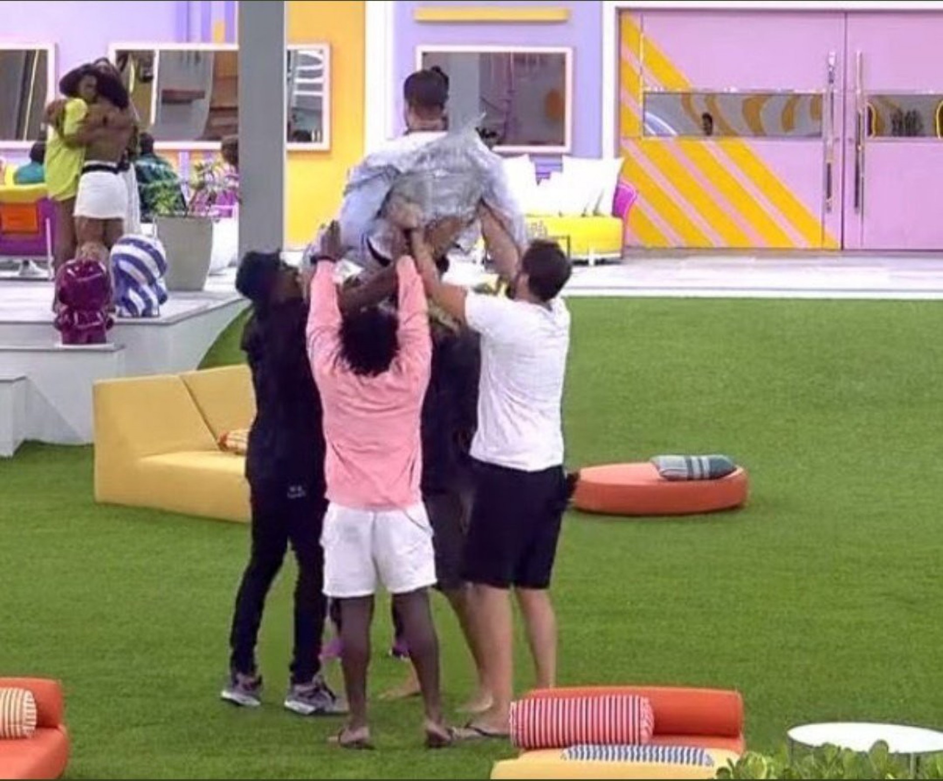 Os meninos comemoram a volta de Arthur Aguiar - Reprodução