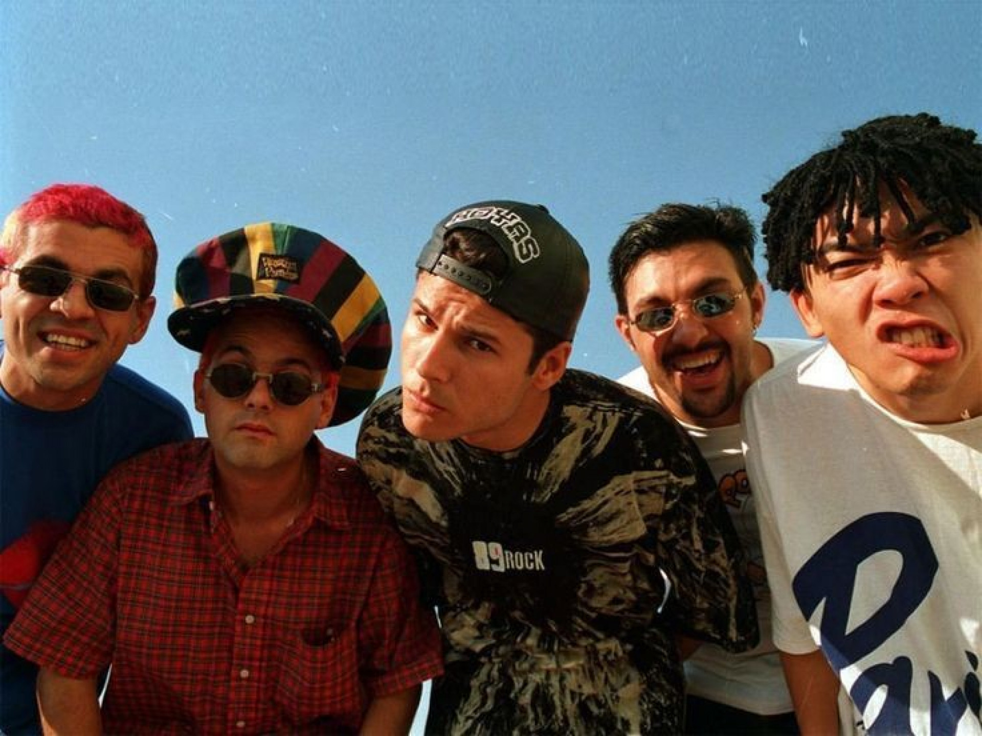 A banda Mamonas Assassinas teve um fim trágico após o acidente de avião que vitimou todos os integrantes - Reprodução da internet