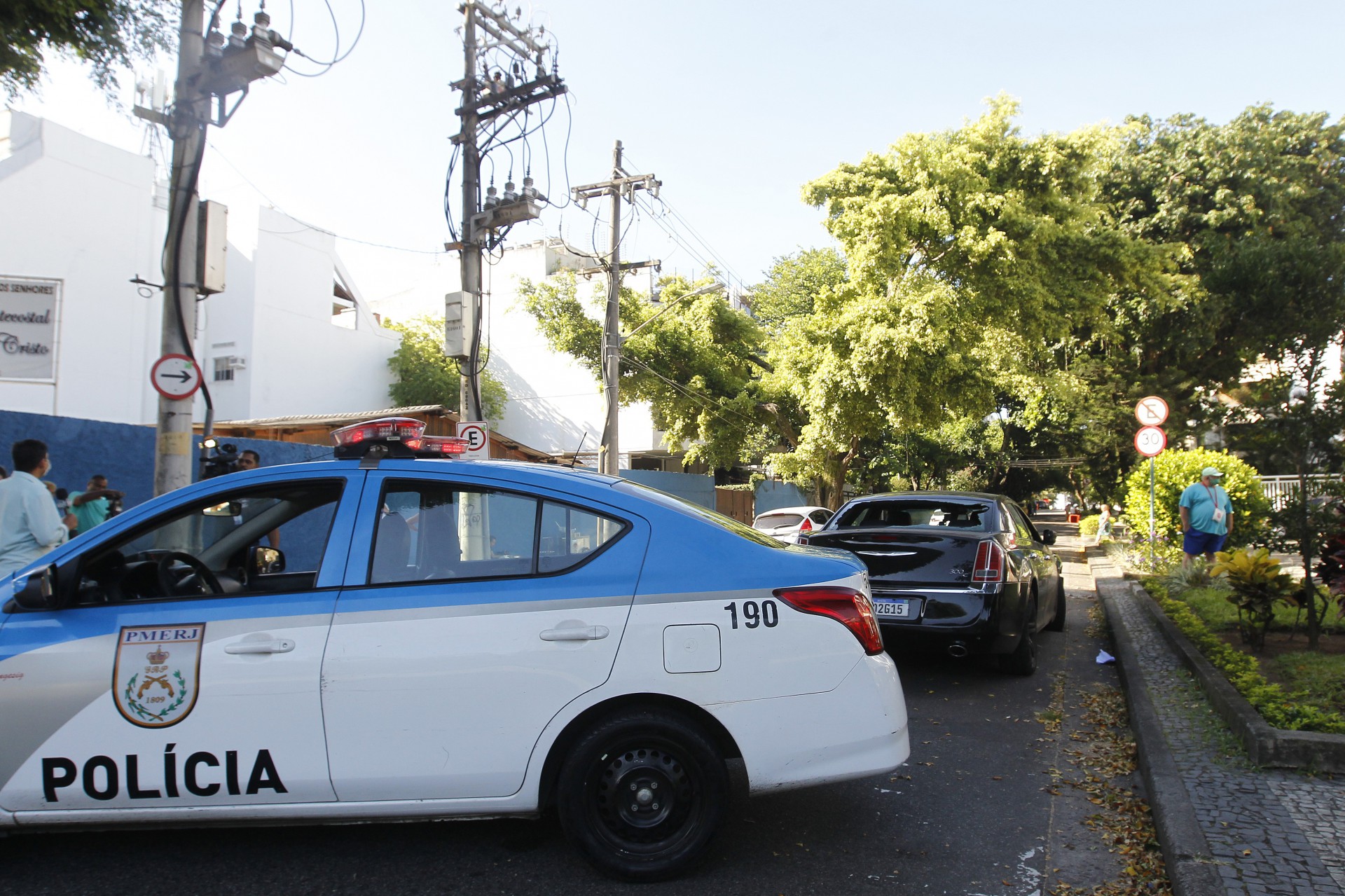 Policia - Persegui&ccedil;&atilde;o policial termina com seis homens presos na Barra da Tijuca. Seis homens foram presos ap&oacute;s uma persegui&ccedil;&atilde;o policial no Jardim Oce&acirc;nico, na Barra da Tijuca, Zona Oeste do Rio, que terminou em tiros na manh&atilde; desta quarta-feira. Segundo informa&ccedil;&otilde;es da Policia Militar, os suspeitos furaram o bloqueio de uma equipe do 31 BPM (Recreio dos Bandeirantes). Eles foram encaminhados para a 16 DP, na Barra da Tijuca, zona oeste do Rio. - Reginaldo Pimenta / Agencia O Dia