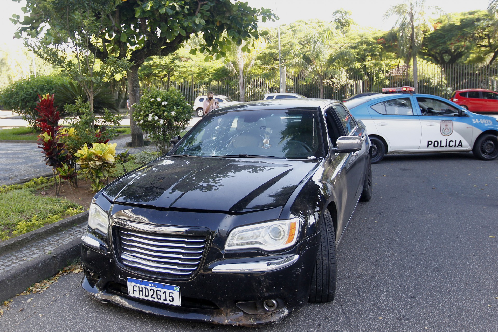 Policia - Perseguiçao policial termina com seis homens presos na Barra da Tijuca. Seis homens foram presos após uma perseguição policial no Jardim Oceânico, na Barra da Tijuca, Zona Oeste do Rio, que terminou em tiros na manhã desta quarta-feira. Segundo informaçoes da Policia Militar, os suspeitos furaram o bloqueio de uma equipe do 31 BPM (Recreio dos Bandeirantes). Eles foram encaminhados para a 16 DP, na Barra da Tijuca, zona oeste do Rio. - Reginaldo Pimenta / Agencia O Dia