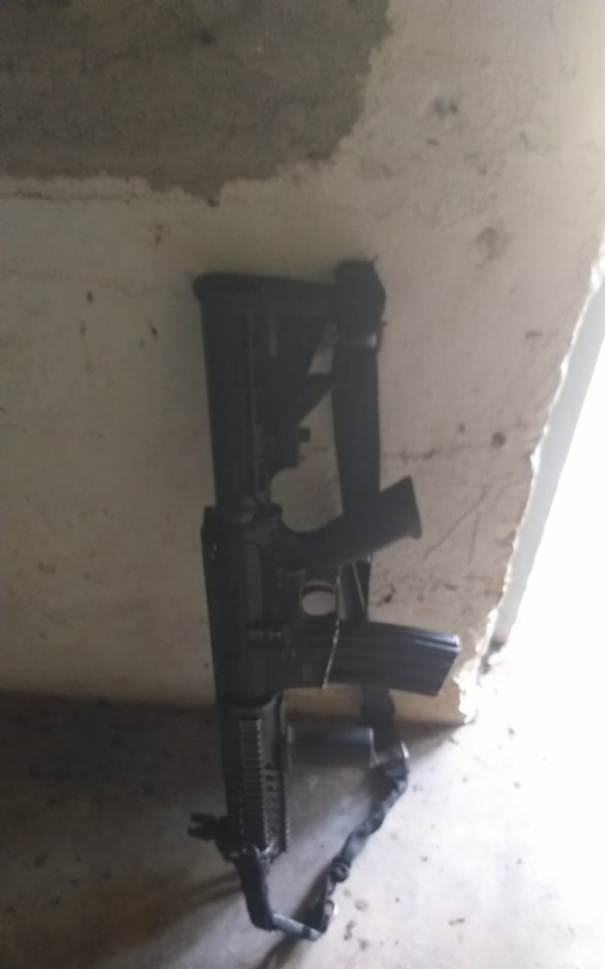 Com os mortos, PM apreendeu um fuzil, um artefato explosivo, uma r&eacute;plica de pistola e R$ 497 