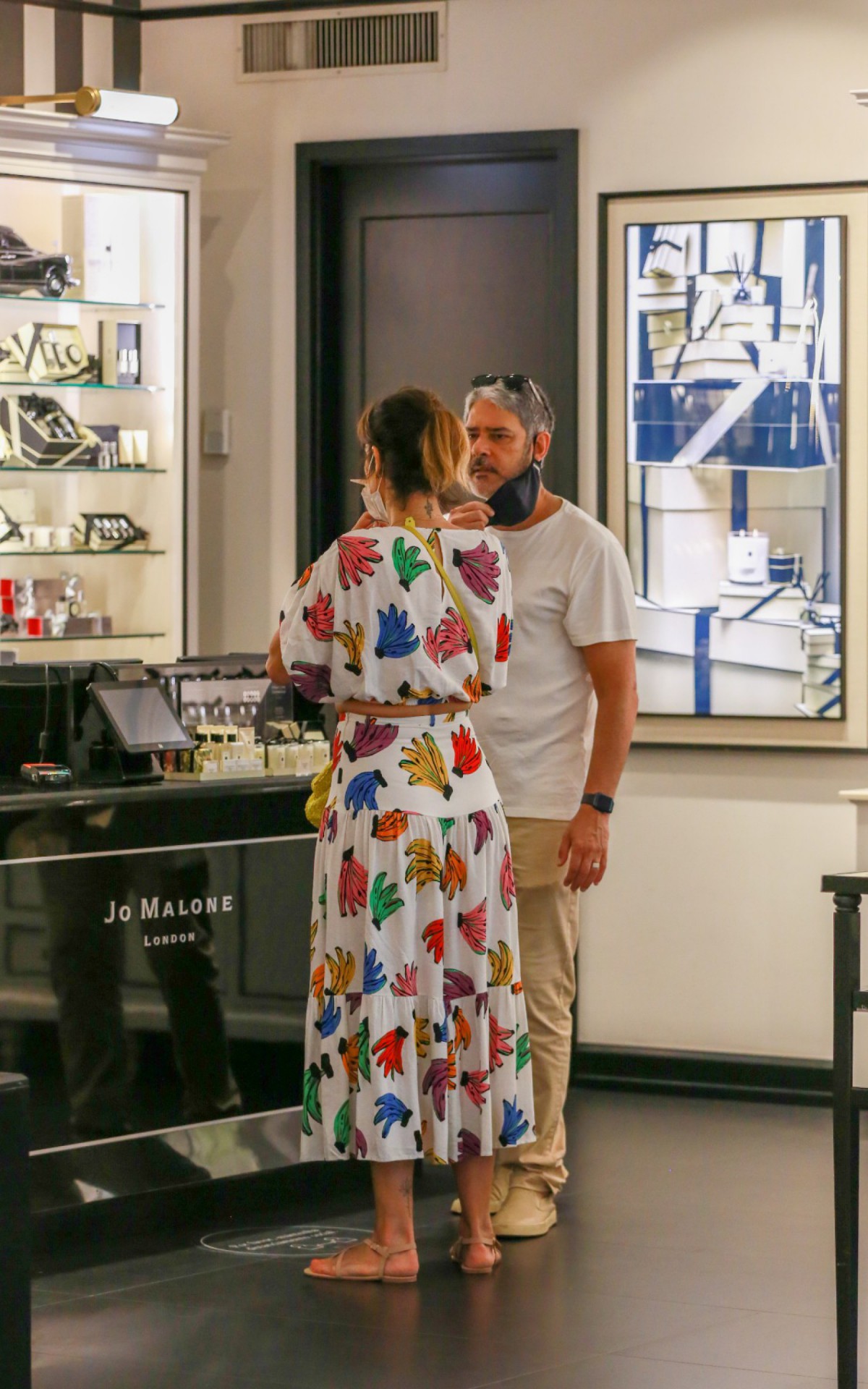 William Bonner e Natasha Dantas fazem compras em shopping no Leblon, na Zona Sul do Rio, na tarde desta quinta-feira