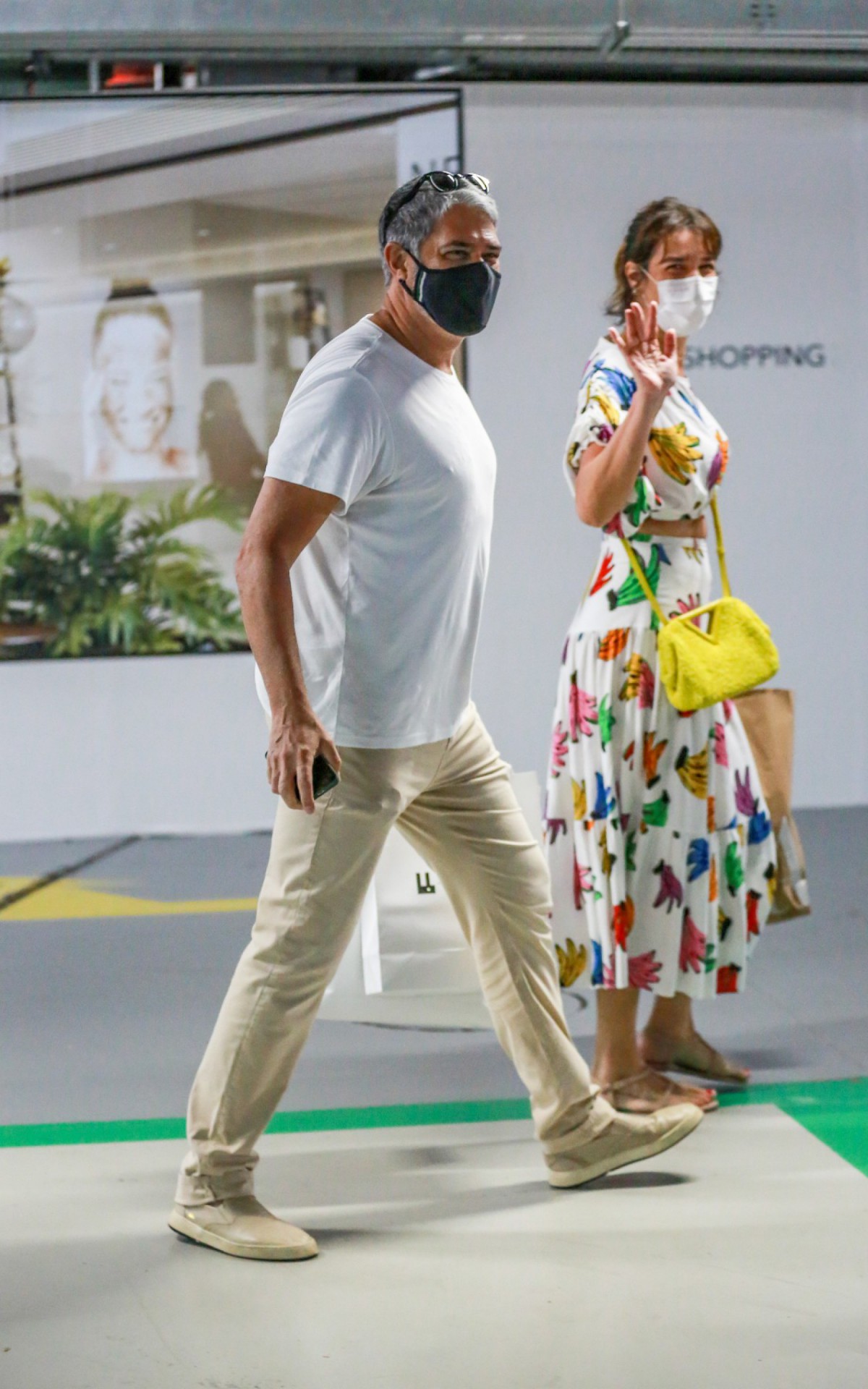 William Bonner e Natasha Dantas fazem compras em shopping no Leblon, na Zona Sul do Rio, na tarde desta quinta-feira
