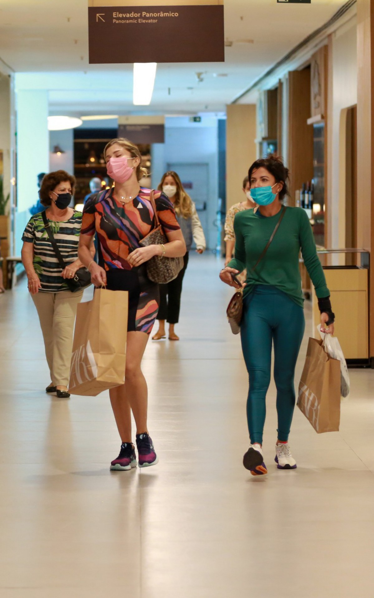 Grazi Massafera e Anna Lima passeiam em shopping da Zona Sul do Rio