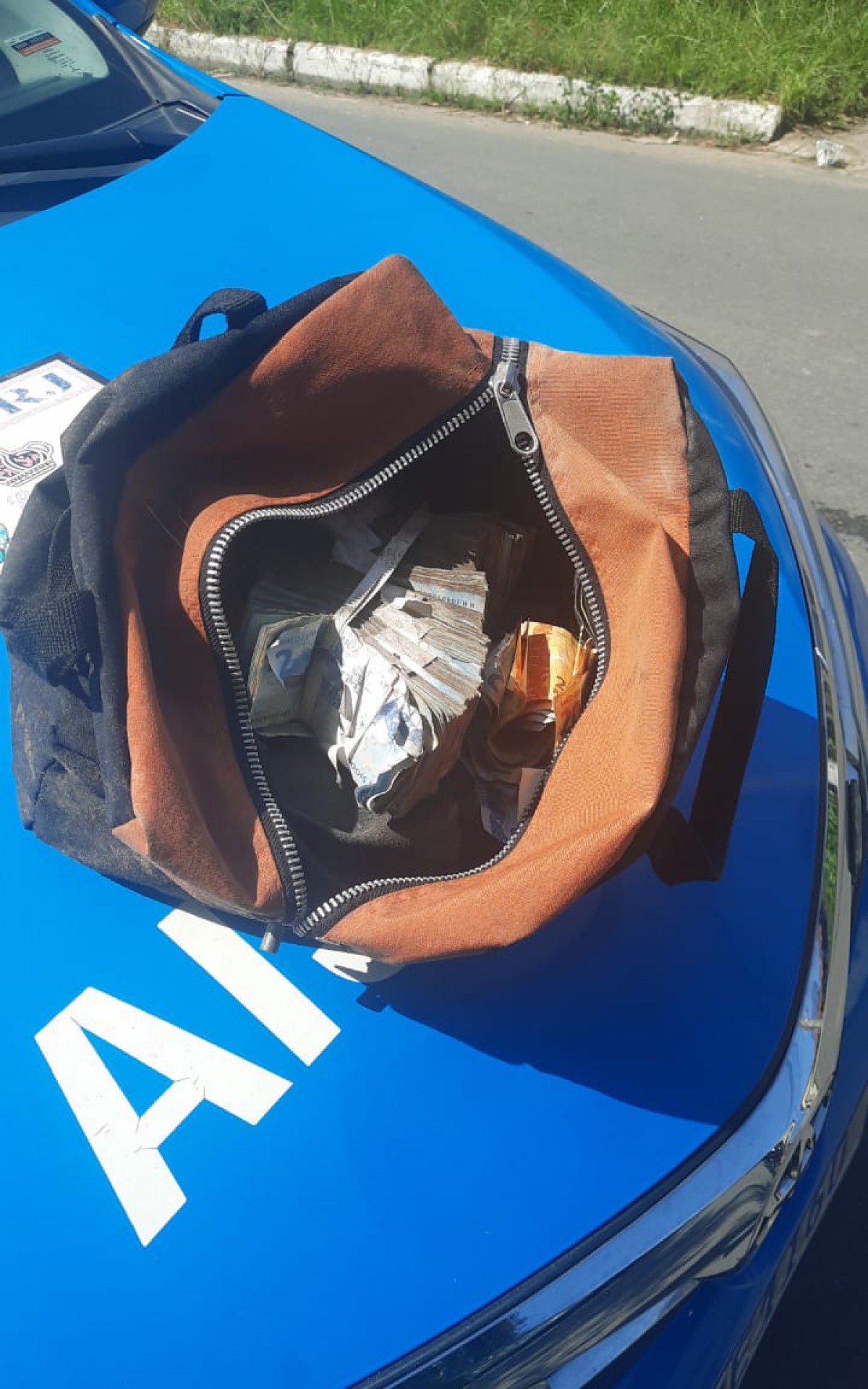 Al&eacute;m do dinheiro com os mortos, PM tamb&eacute;m apreendeu  malote contendo R$ 12.755,50