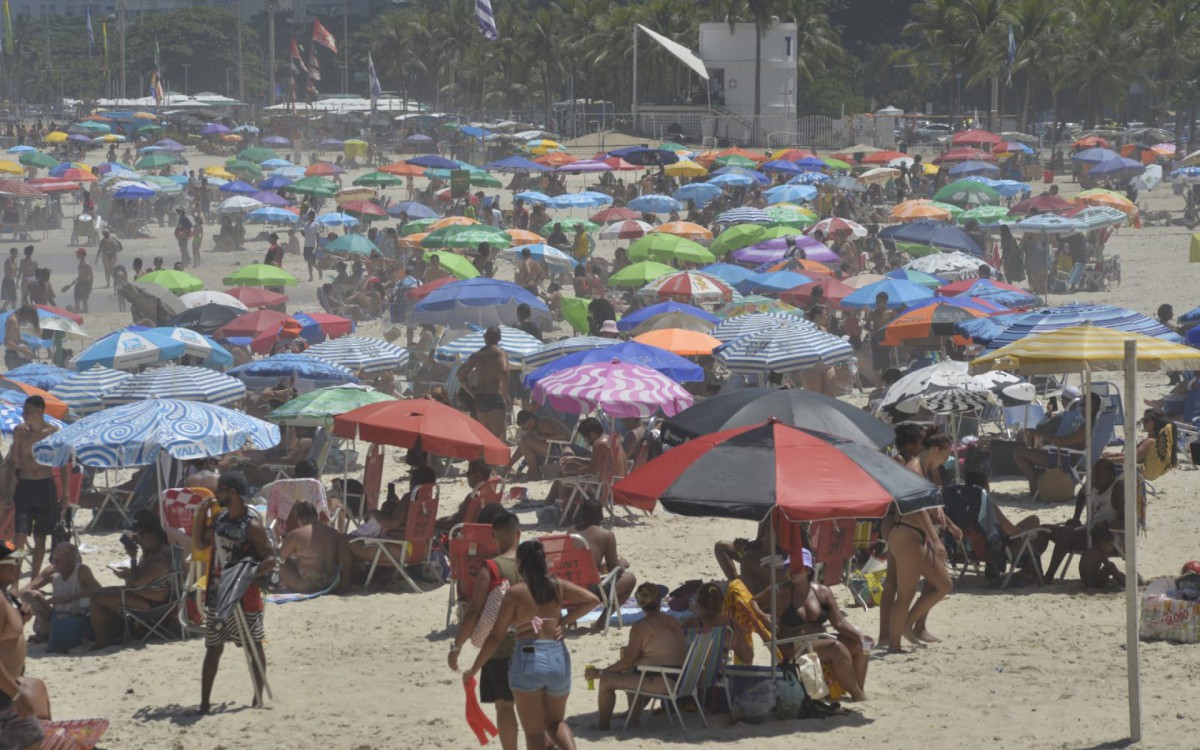 Banhistas lotam a praia de Copacabana, na Zona Sul, no calor de 38ºC que fez hoje(03/03) no Rio. - Fábio Costa / Agência O Dia