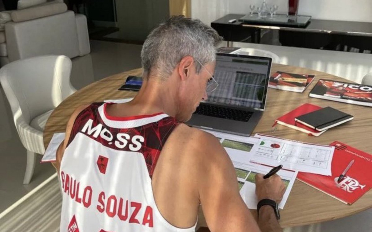 Camisa do técnico Paulo Sousa com erro de ortografia
