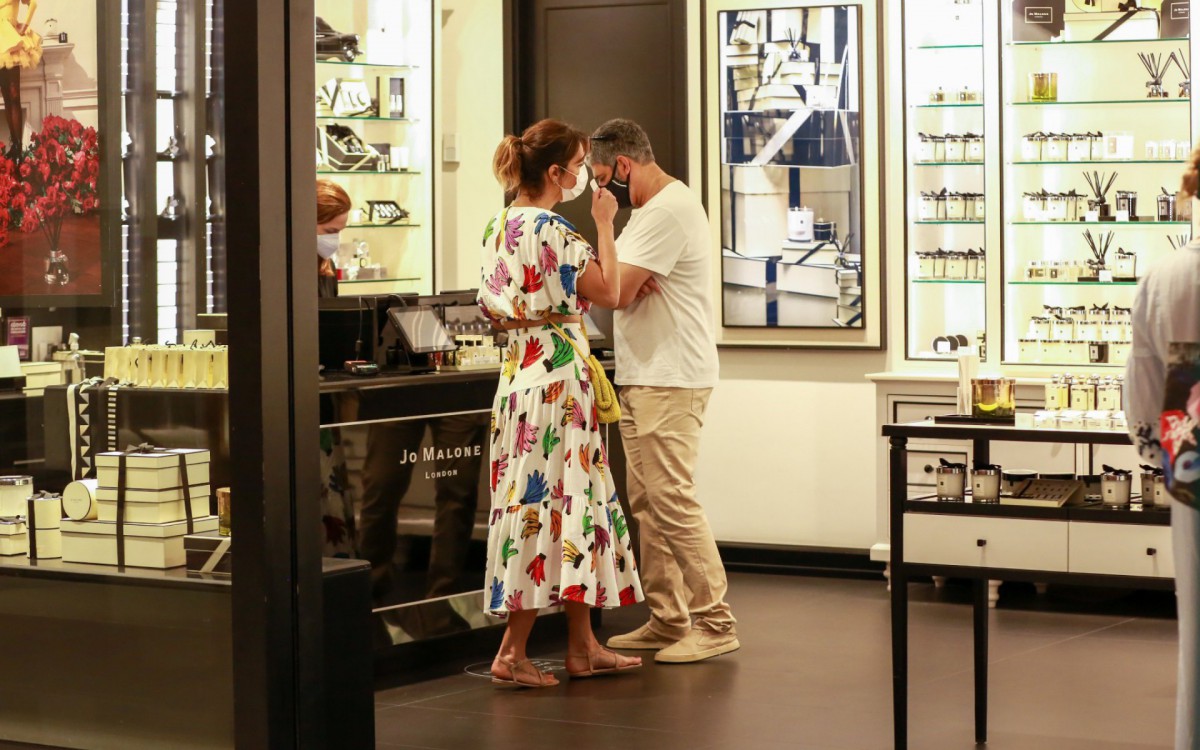 William Bonner e Natasha Dantas fazem compras em shopping no Leblon, na Zona Sul do Rio, na tarde desta quinta-feira