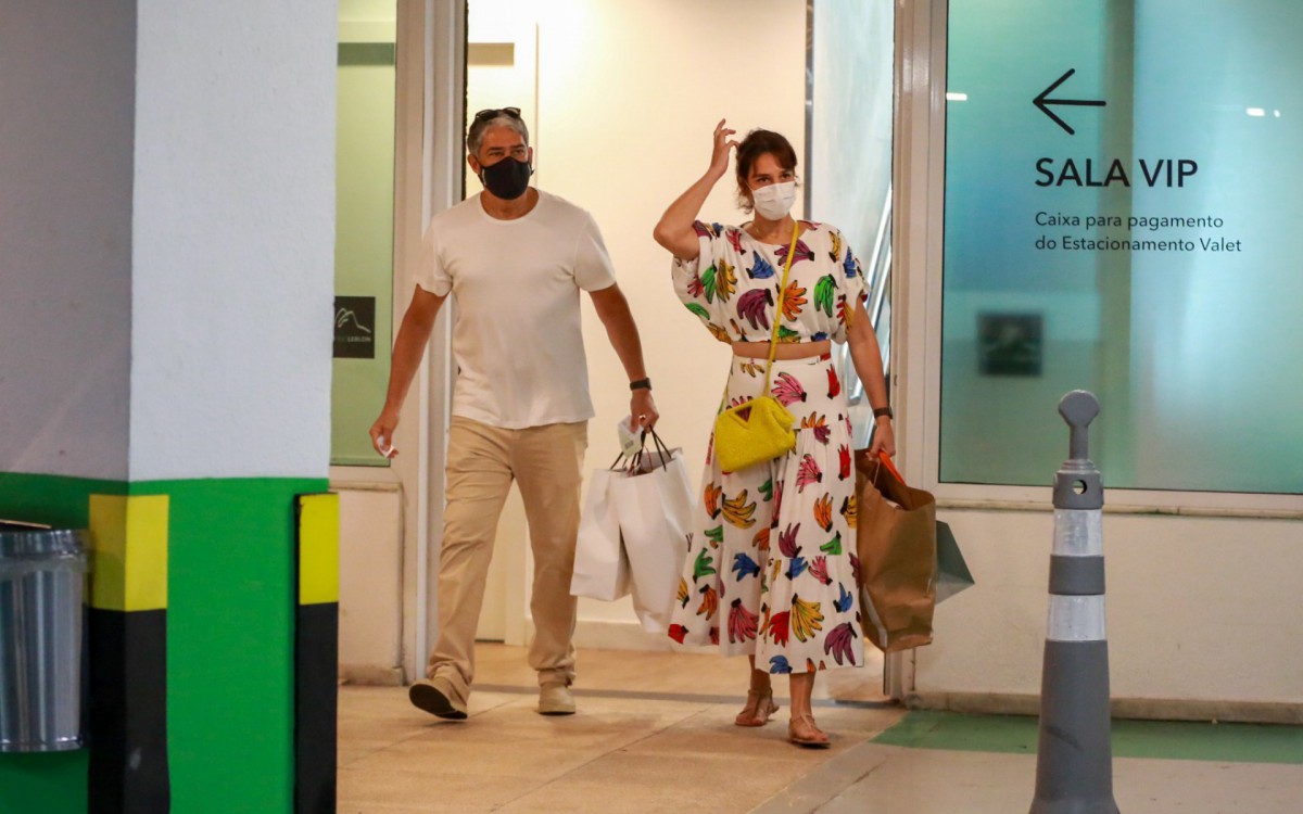 William Bonner e Natasha Dantas fazem compras em shopping no Leblon, na Zona Sul do Rio, na tarde desta quinta-feira