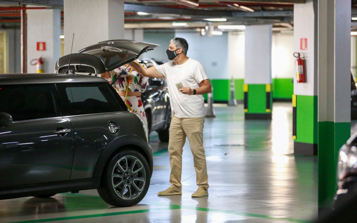William Bonner e Natasha Dantas fazem compras em shopping no Leblon, na Zona Sul do Rio, na tarde desta quinta-feira