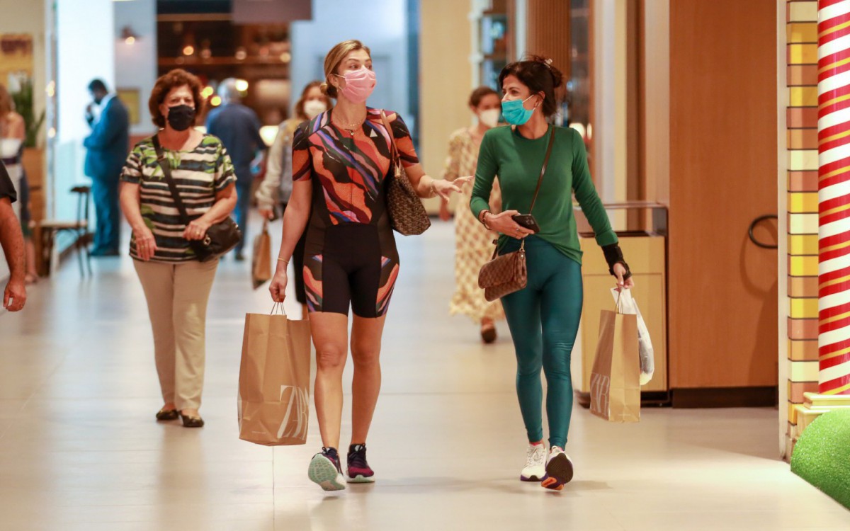 Grazi Massafera e Anna Lima passeiam em shopping da Zona Sul do Rio