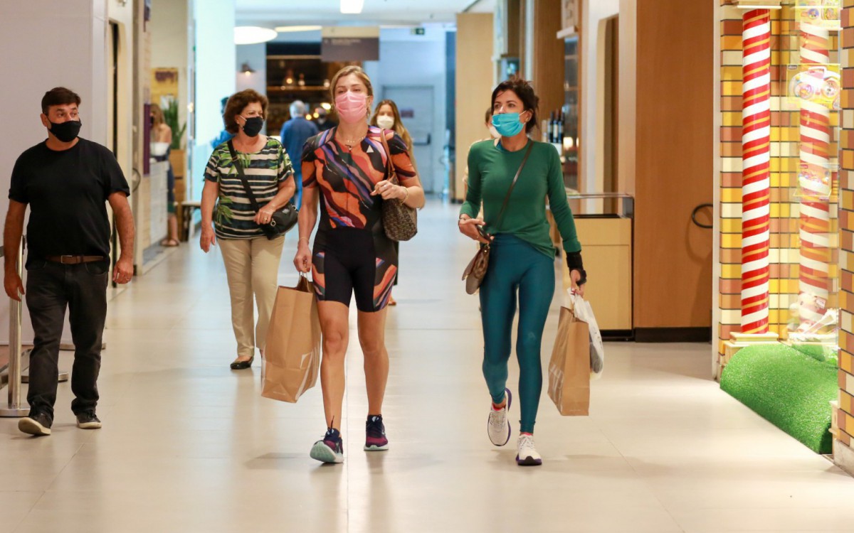 Grazi Massafera e Anna Lima passeiam em shopping da Zona Sul do Rio