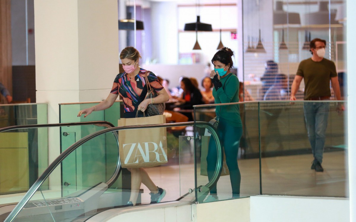 Grazi Massafera e Anna Lima passeiam em shopping da Zona Sul do Rio