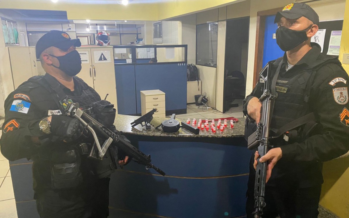 Os policiais militares apresentaram o material apreendido na madrugada desta quinta-feira na delegacia de Angra