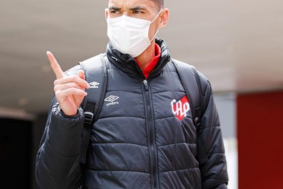 Flamengo intensifica conversas e futuro de goleiro do Athletico-PR deverá ser decidido em breve