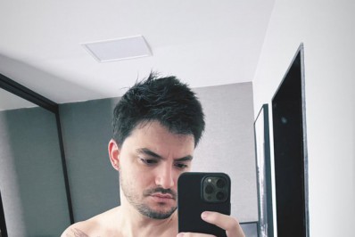 Felipe Neto posa sem camisa e exibe nova tatuagem