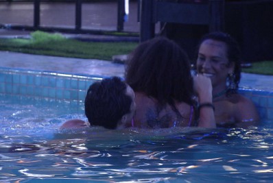 'BBB 22': Equipe de Jessilane se manifesta após Eliezer cercar a sister na piscina: 'Não é não'