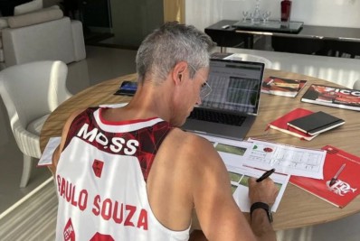 Dirigente do Flamengo faz brincadeira com gafe na camisa de Paulo Sousa