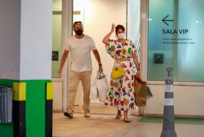Cheio de sacolas! William Bonner faz compras com a mulher em shopping do Rio
