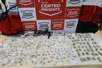 PM apreende drogas e uma réplica de fuzil em patrulhamento na Lapa