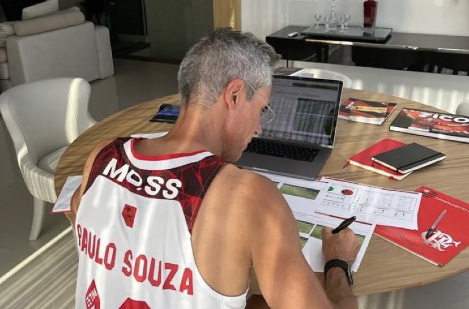 Camisa do técnico Paulo Sousa com erro de ortografia - Reprodução/Instagram